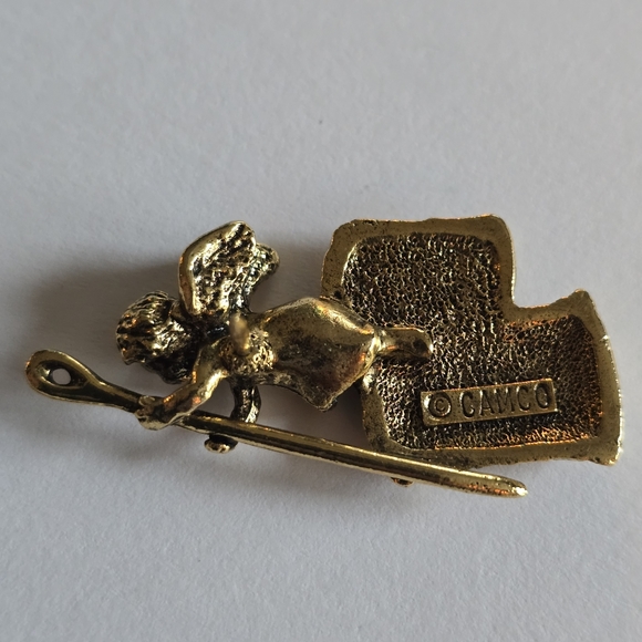 Vintage Camco brooch sewing angel pin gold tone sew needle thread angle - Picture 6 of 7